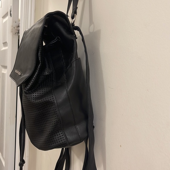 Unknown brand faux leather black striped drawstring bag - Picture 3 of 8